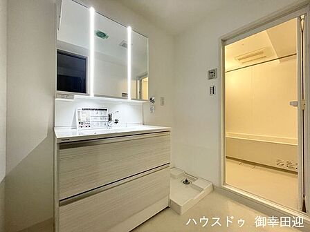 ■清々しいリフレッシュ空間■自分を磨き、気持ちを切り替える。心地よい光が差し込むプライベートスペース。