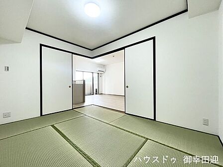 ■6.0帖和室■ゲストをもてなし、昼寝や家事にも使える、畳のぬくもりが心地よい多目的万能スペース。