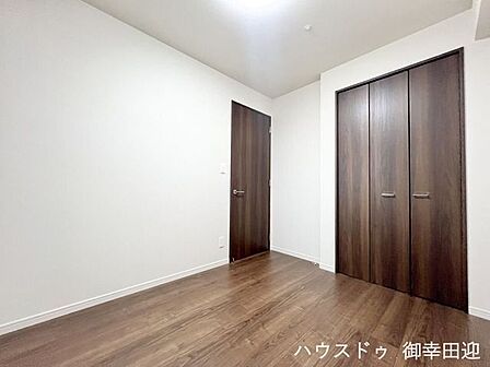 ■5帖洋室■寝室、書斎、趣味の部屋。家族の成長やライフスタイルに合わせ、様々な使い方ができる快適な空間です。