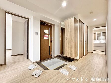 ■「ただいま」の安堵をくれる場所■訪れる人を迎え入れ、帰るたびにホッと一息つける、明るく機能的なエントランス。