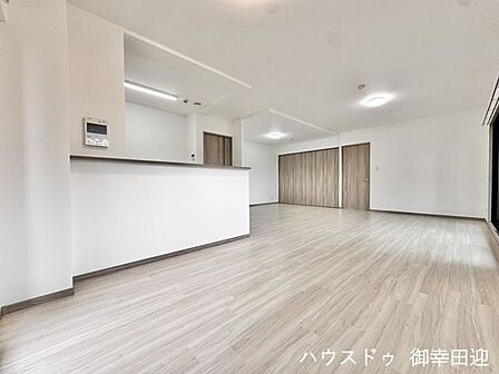 ■安らぎと笑顔の中心地■陽光が優しく降り注ぎ、会話が自然と弾む。ここでは、毎日が特別な時間へと変わります。