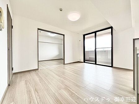 ■安らぎと笑顔の中心地■陽光が優しく降り注ぎ、会話が自然と弾む。ここでは、毎日が特別な時間へと変わります。