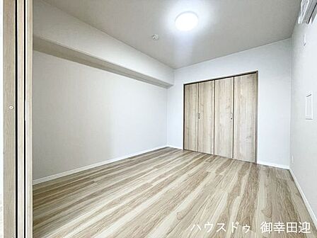 ■5.4帖洋室■寝室、書斎、趣味の部屋。家族の成長やライフスタイルに合わせ、様々な使い方ができる快適な空間です。