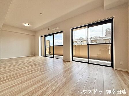 ■安らぎと笑顔の中心地■陽光が優しく降り注ぎ、会話が自然と弾む。ここでは、毎日が特別な時間へと変わります。