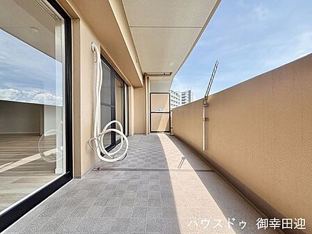 ■空の下の開放的な特等席■日光浴や読書、外の空気を感じながらリフレッシュ。暮らしを豊かにする、もう一つの心地よい空間です。