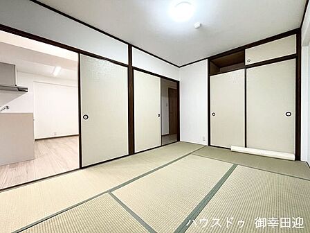 ■6帖和室■ゲストをもてなし、昼寝や家事にも使える、畳のぬくもりが心地よい多目的万能スペース。