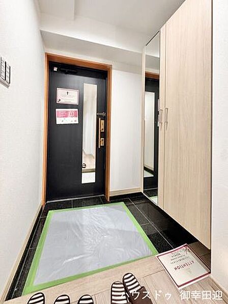 ■「ただいま」の安堵をくれる場所■訪れる人を迎え入れ、帰るたびにホッと一息つける、明るく機能的なエントランス。