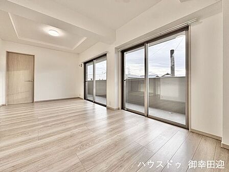 ■安らぎと笑顔の中心地■陽光が優しく降り注ぎ、会話が自然と弾む。ここでは、毎日が特別な時間へと変わります。