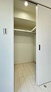 〈Walk In Closet〉