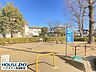 周辺：殿平賀公園すべり台、ブランコ、砂場と木陰のベンチがあります 900m