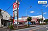 周辺：ロイヤル金物松戸みのり台入り口前はお花などが売っていて、店内は広くカテゴリーごとで見やすいです。種類や品ぞろえも豊富です 330m
