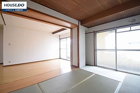 リビングとつながった陽当たりの良い和室。お子様のお昼寝や遊び部屋として、客間としても独立可能とマルチに使えますね。