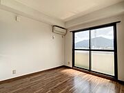 掲載写真は同型の左右反転の部屋を掲載しております。実際のお写真と仕様等が異なる場合、現況を優先とさせていただきます。