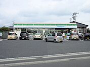 ファミリーマート（430m）