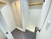 意外と無いと困る脱衣所。上部に棚あります