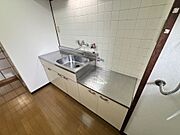 ハンガーパイプ付きの収納、天袋もあります