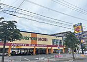 ドラッグストアモリ草牟田店（620m）