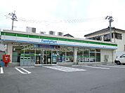ファミリーマート（240m）