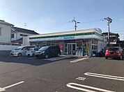 ファミリーマート（210m）