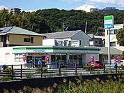 ファミリーマート（320m）