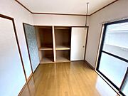 6畳の洋室の収納です