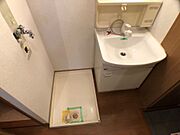 独立洗面台と室内洗濯機置場です