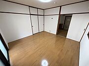 4畳のキッチン、室内洗濯機置き場です