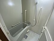 手すり付きの浴室です