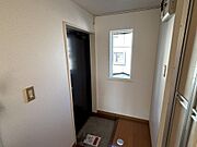 玄関にも窓があり入った瞬間から明るいです