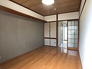 上部に収納つり棚があります