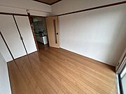 玄関に姿見が付いています