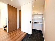 ■玄関■大容量シューズクローク付き！玄関まわりもスッキリ整頓♪急な来客時も扉を閉めれば生活感をサッと隠せます◎