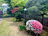その他：色鮮やかなツツジが咲き誇る季節。四季の木々や花々に小鳥が訪れる、自然と調和した庭園空間。