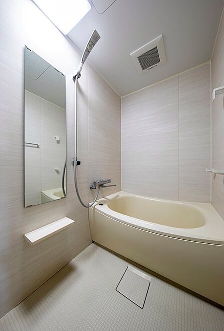 水はけの良い床材を使用し浴室を清潔に保ちやすい設計です。湿気がこもりにくくカビ対策にも◎
