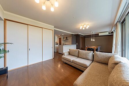 LDKの両側にアクセントクロスを採用。お部屋に奥行と立体感が生まれ、空間がグッと引き締まります。