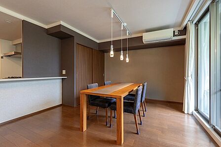 床暖房はリビング全体を足元から温め、空気が乾燥しにくいため、肌や喉にも優しい仕様になっております。
