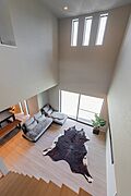 ■リビング■約20帖のLDKは吹抜けとなっており、天井が高くなることで視線が上へ抜け、空間に広がりを感じられます。間接照明やセンサーライトもあるので消し忘れも防げるため節電にもつながります。