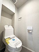 ■トイレ■グレーのクロスが上質感を演出。収納付きの高機能トイレで快適にお使いいただけます。