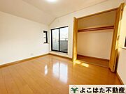 ゆったりサイズの寝室なので、ベッド以外にも家具を置くスペースがあり、インテリアも楽しめます。