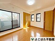子ども部屋にもぴったりな明るいお部屋です。