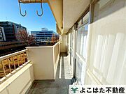 窓から差し込む自然光で一日中心地よく過ごせる空間。明るい室内は、家全体を包み込み、居心地の良さを実感できる空間。家具の配置もしやすく、整理整頓もしやすい設計です。