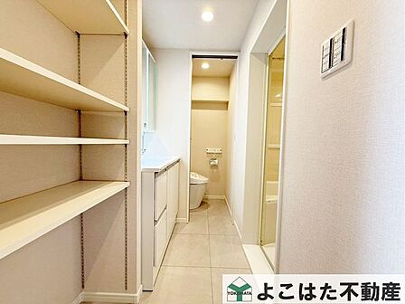 脱衣所には、収納スペースが設けられております。タオルの収納は勿論、洗剤などの収納にも便利ですね。
