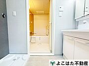 洗濯機置場はドラム式でも対応できるスペースを確保しています。