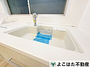 ワイドタイプのシンクで、大きなお皿や鍋などを洗うのもスムーズ！水器内蔵タイプのハンドシャワー付き水栓を採用◎
