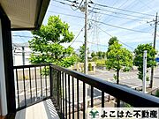 天気のいい日は外に出て、深呼吸。洗濯物はふわっと乾き、日向ぼっこも気持ちいい。そんな“ささやかな幸せ”が積み重なっていくバルコニーです。