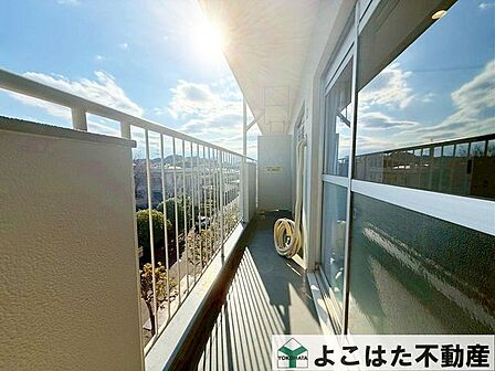 日当りのいいバルコニーは、自然と家族が集まる憩いのスペースに。暖かな日差しが、季節の変化とともにここで過ごす時間をもっと豊かにしてくれます。