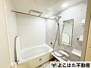 子育て世帯にうれしいバスルームは、広めの浴槽で小さなお子様との入浴もゆったり快適！明るく落ち着いた色合いで、家族みんながリラックスできる快適な空間です。毎日の入浴が安心・快適な家族時間に変わります！