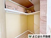 室内とフラットで荷物が出し入れしやすい収納スペース。大きめなのでたっぷりと収納できます。