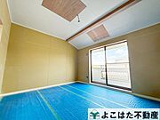 窓から差し込む光が心地よい居室。天気の良い日には空気の入れ替えをして快適に過ごせそうですね。自分だけの時間を気持ちよく過ごせる空間です。