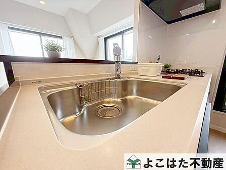 ワイドタイプのシンクなので、大きなお皿や鍋などを洗うのもスムーズです。浄水器内蔵タイプのハンドシャワー付き水栓を採用しています。